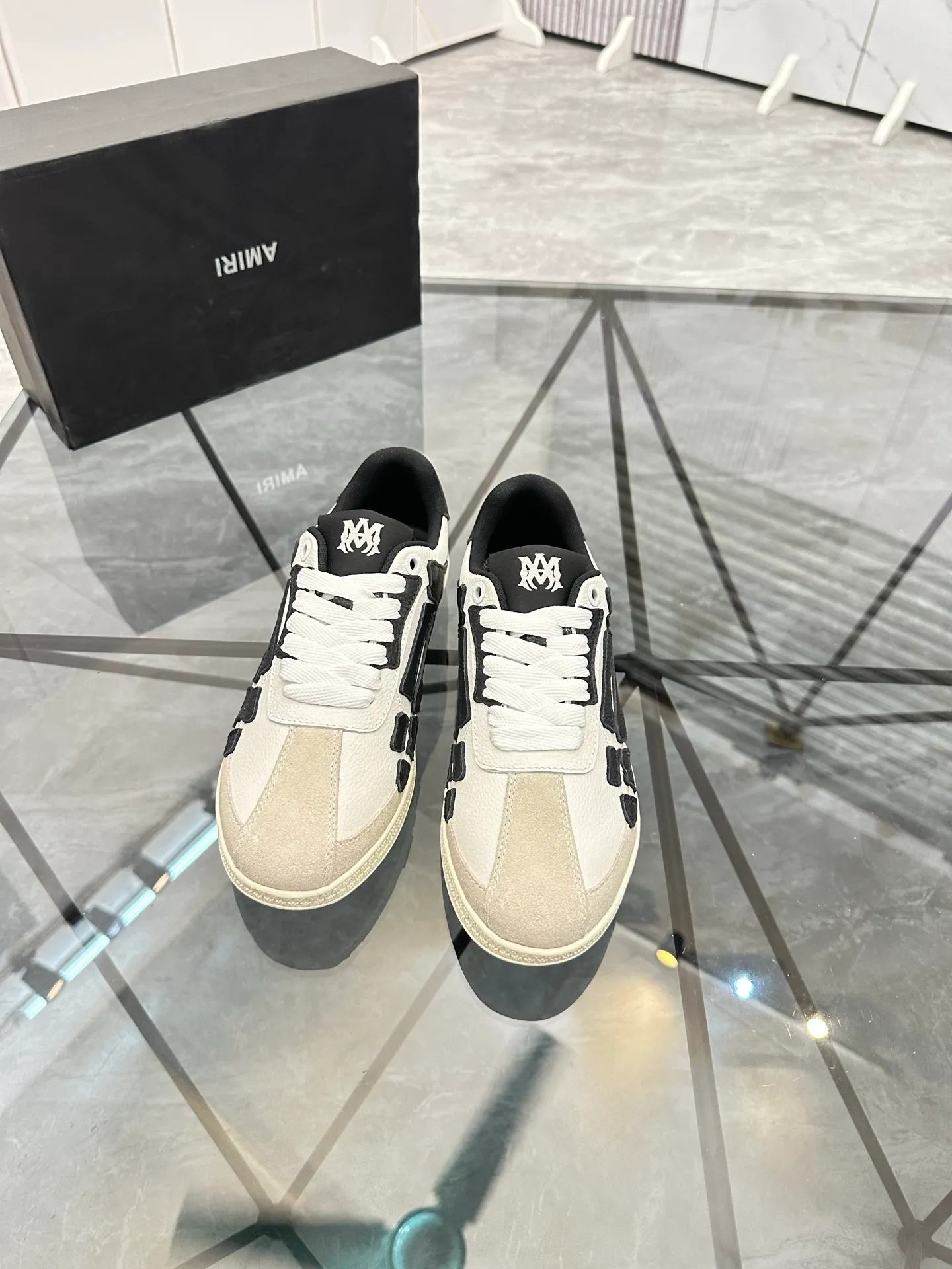 Men's shoes: 💰P420¥ Product trademark: AMIRI* "Amir*" low-top casual shoes Regular size: 38-45 (can be customized to 46) Product material: imported nubuck leather upper, breathable lining, original outsole. Number: 001